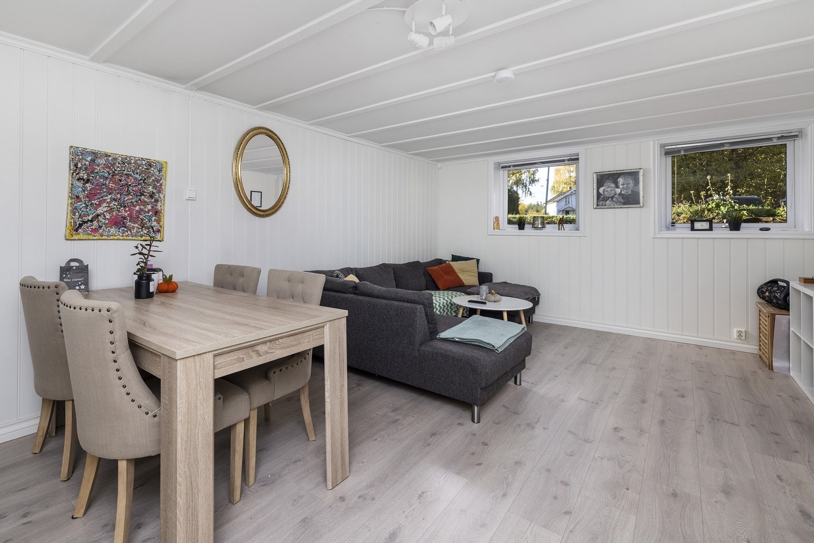 Lys stue med plass til sofa og spisebord. Galleribilde