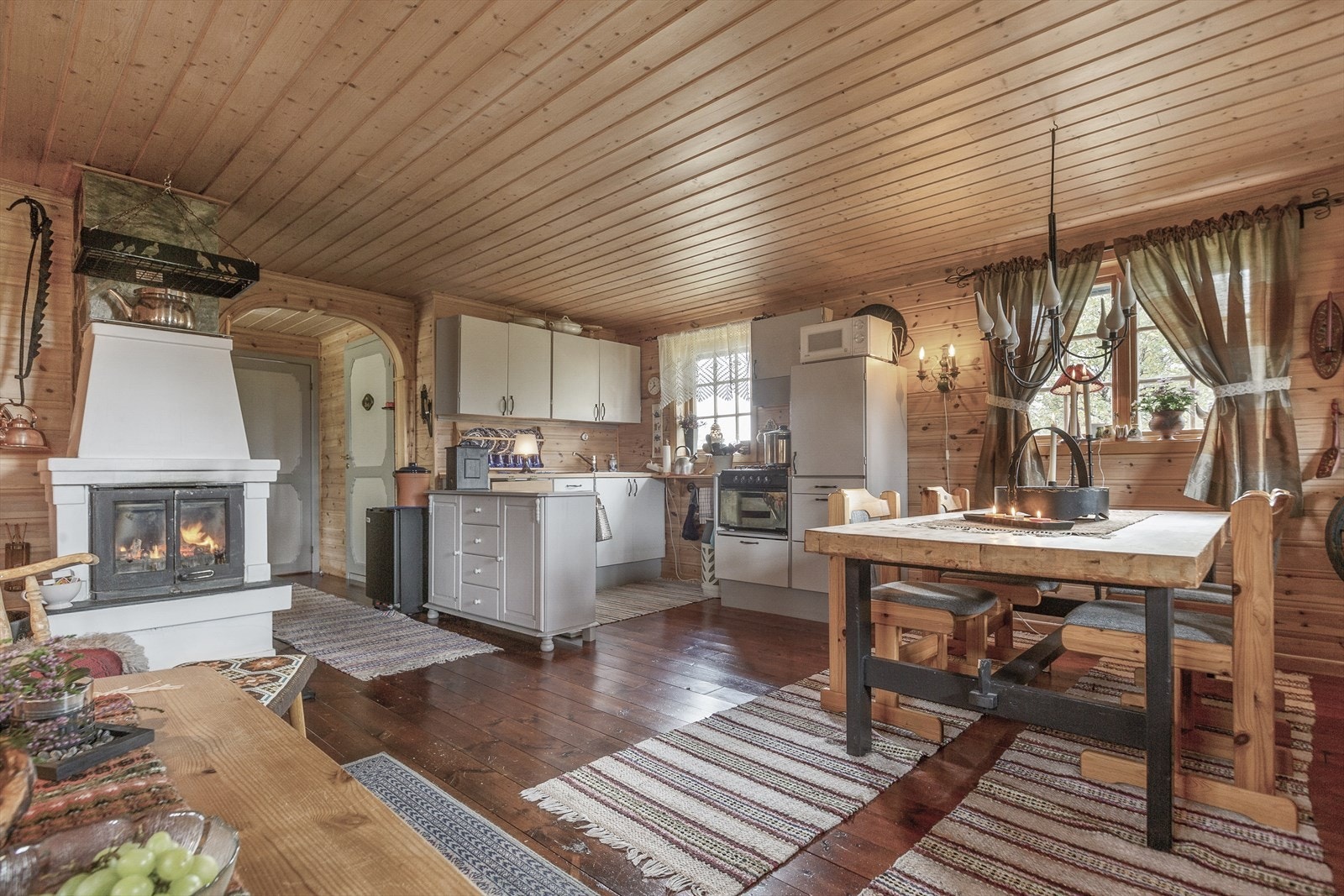 Tømmerpanel på vegg og malt tregulv gir et typisk hyttepreg Galleribilde