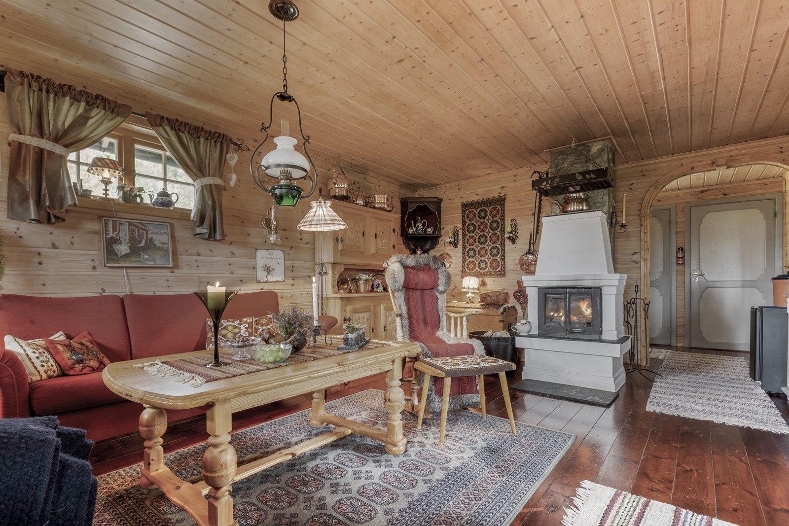 Vedfyring sørger for behagelig inneklima på kaldere dager Galleribilde