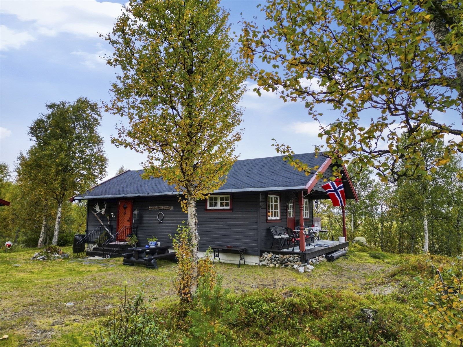 Det er hyggelig å sitte i hytteveggen og nyte solen gjennom dagen Galleribilde