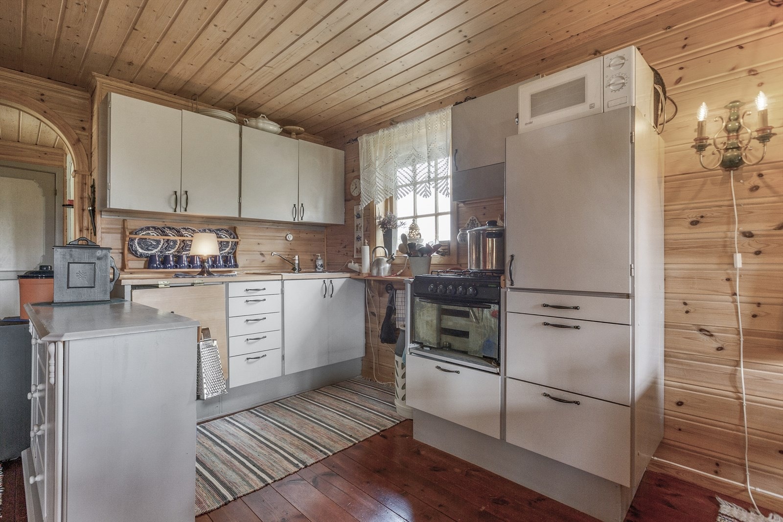 Praktisk hyttekjøkken, hytta får strøm fra aggregat Galleribilde