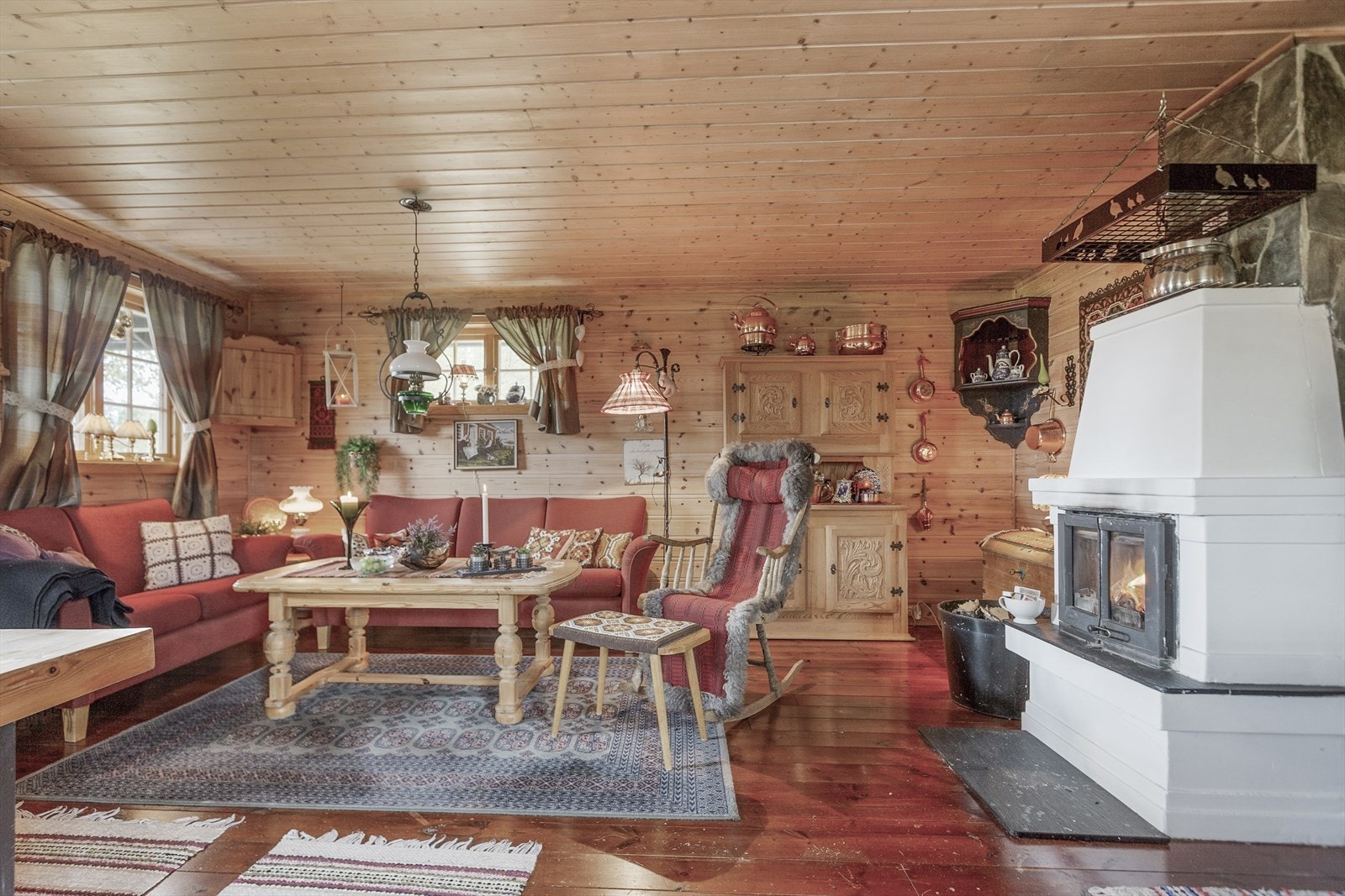 Stuen er av god størrelse, og man får innredet til flere hyggelige sittegrupper Galleribilde