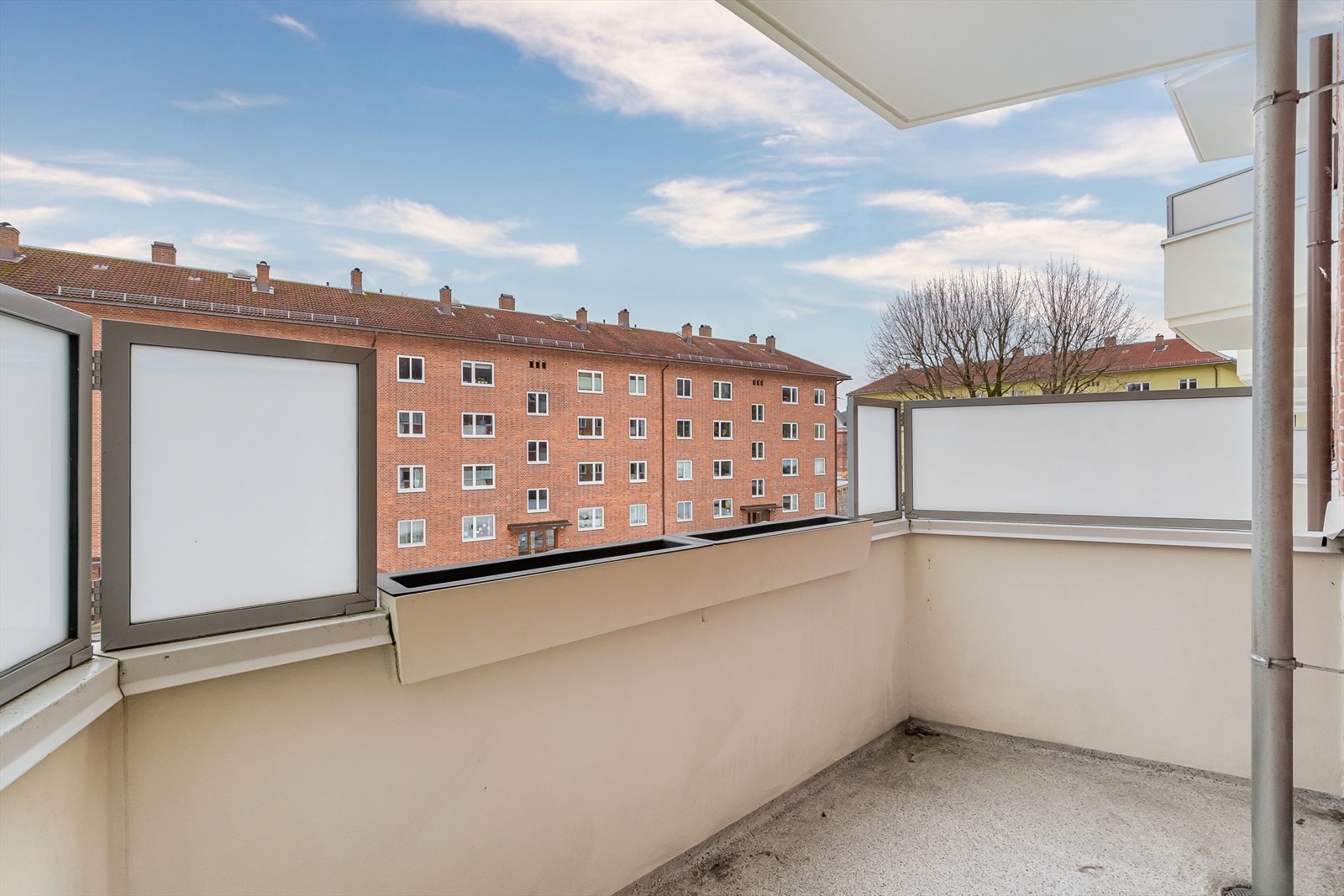 Med adkomst fra stuen er en solrik sørvestvendt balkong på 3 kvm. Galleribilde