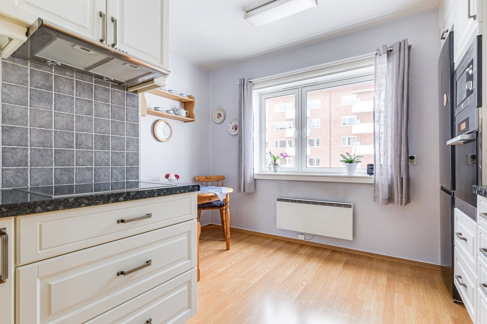 Kjøkkenet ligger behagelig tilbaketrukket fra stuen. Galleribilde