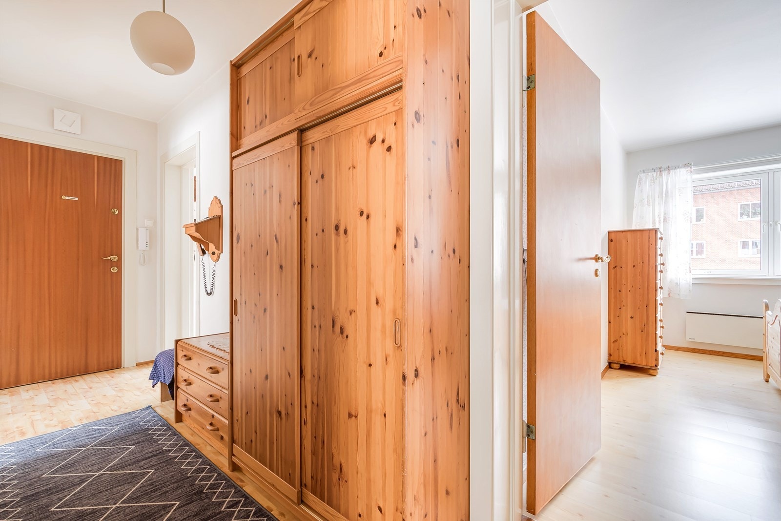 Her er det god plass til oppheng av yttertøy og sko. Det medfølger også en kjellerbod på 9 kvm og en loftsbod på 6 kvm. Galleribilde