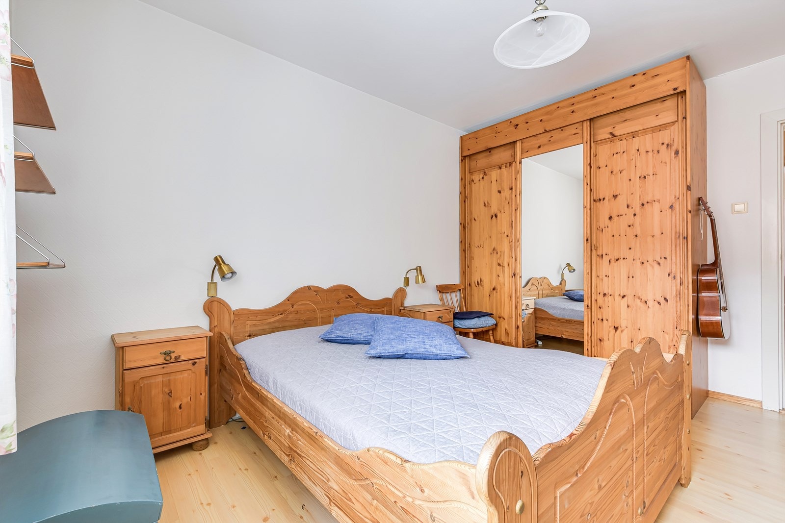 Gode muligheter for oppbevaring. Garderobeskap medfølger. Galleribilde