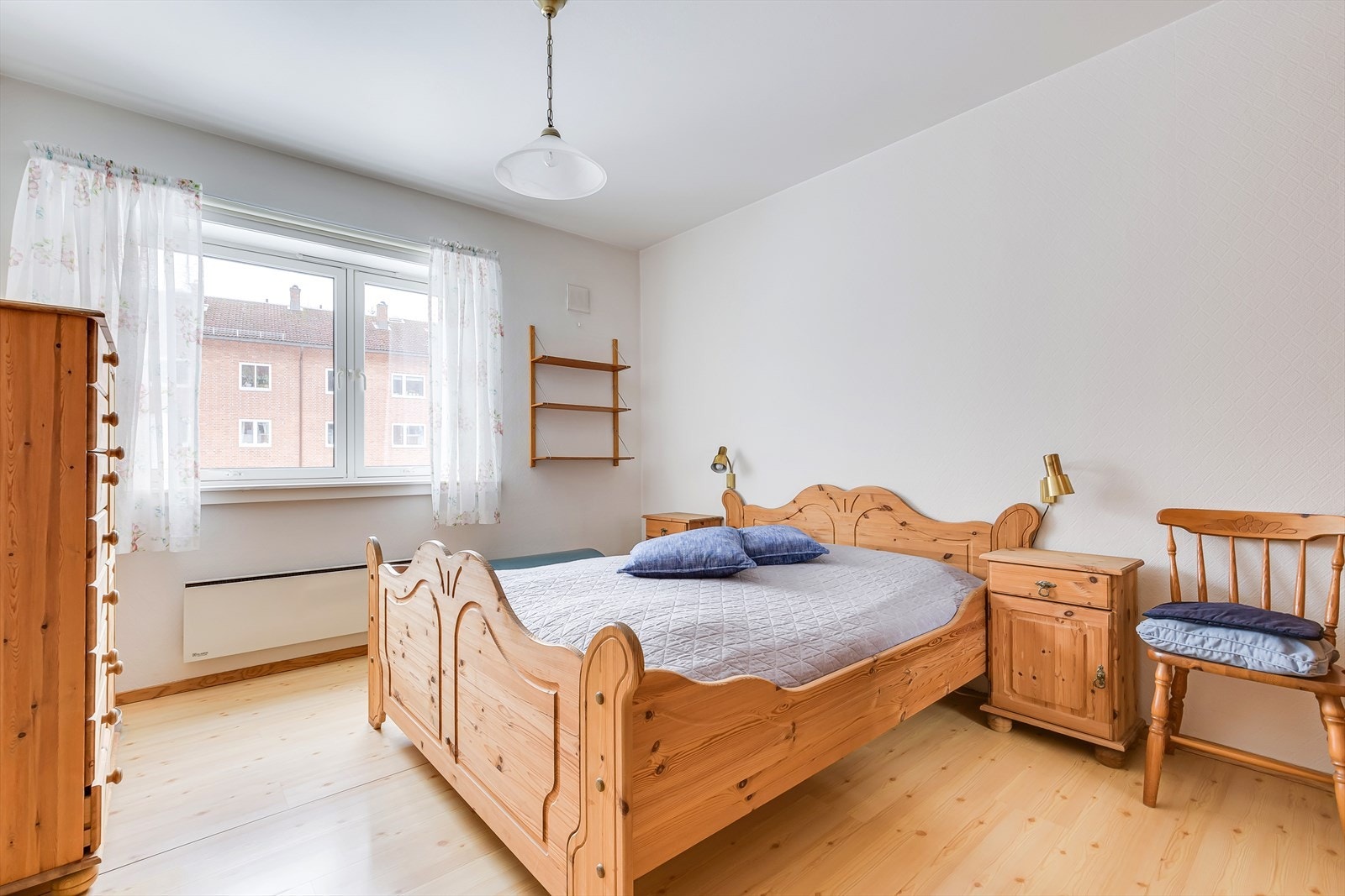 Soverommet har god plass til dobbeltseng med nattbord og garderobeløsning. Rommet vender ut mot rolige fellesområder. Galleribilde