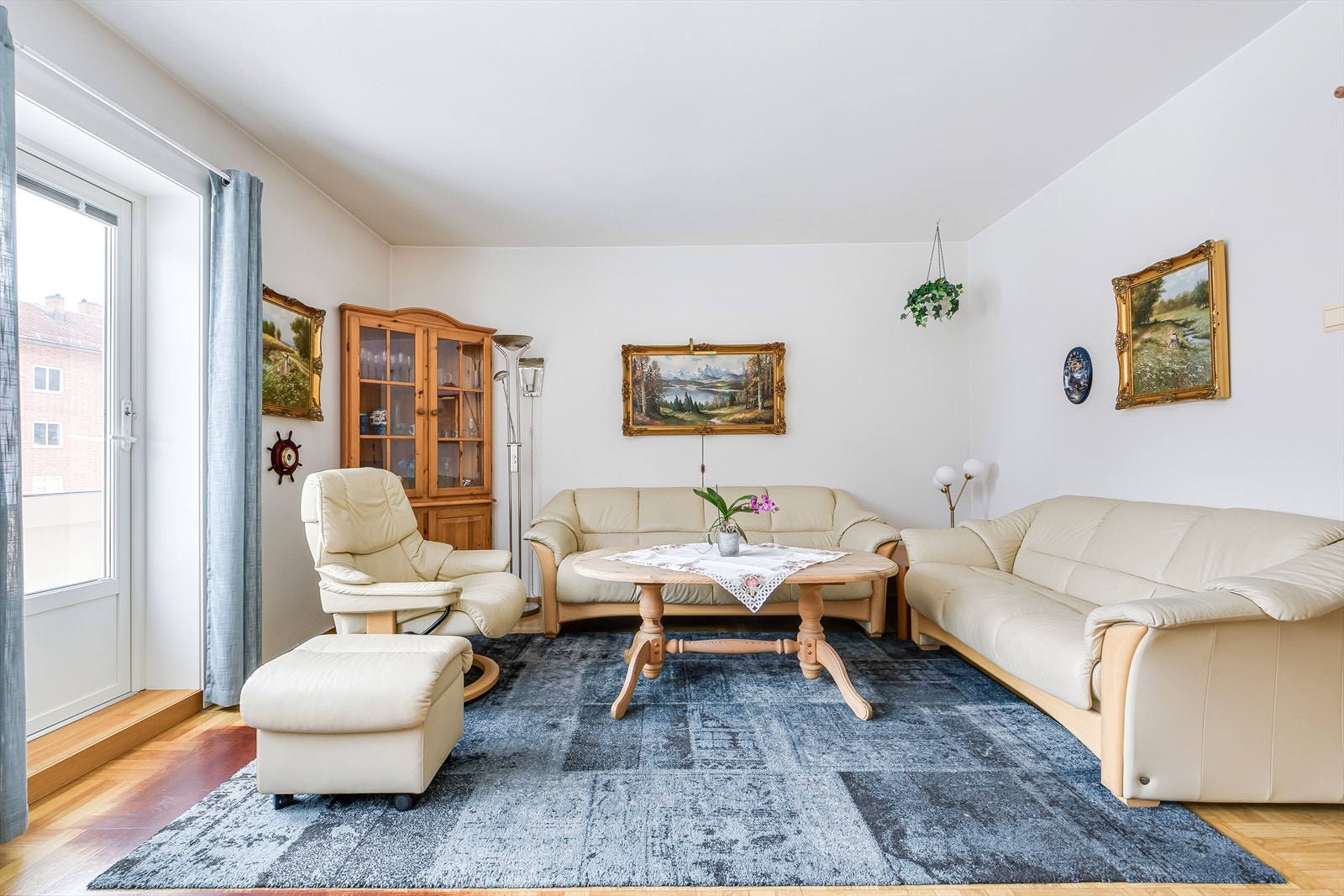 Her kommer du inn til en romslig stue med god takhøyde. Den store gulvflaten gir mulighet for ulike innredningsløsninger. Galleribilde