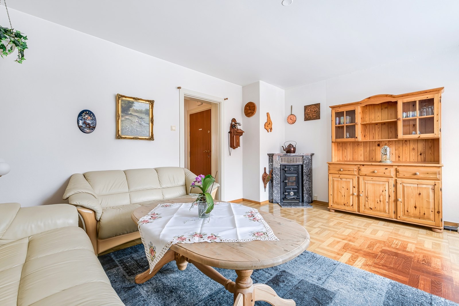 Panløsningen gir rom for en stor sofagruppe, stuebord og ytterligere møblement. Galleribilde