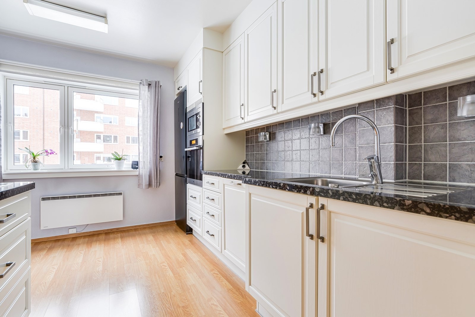 Vinduet sørger for en lys og trivelig arbeidssone. Galleribilde