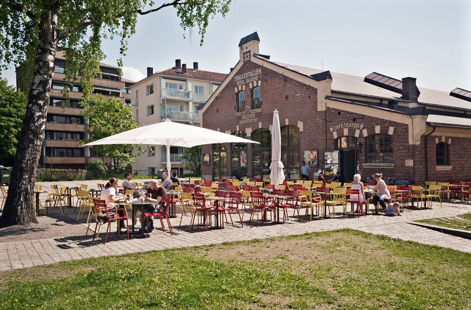 Området kan også friste med en rekke spisesteder og kafeer, f.eks. Trikkestallen. Galleribilde