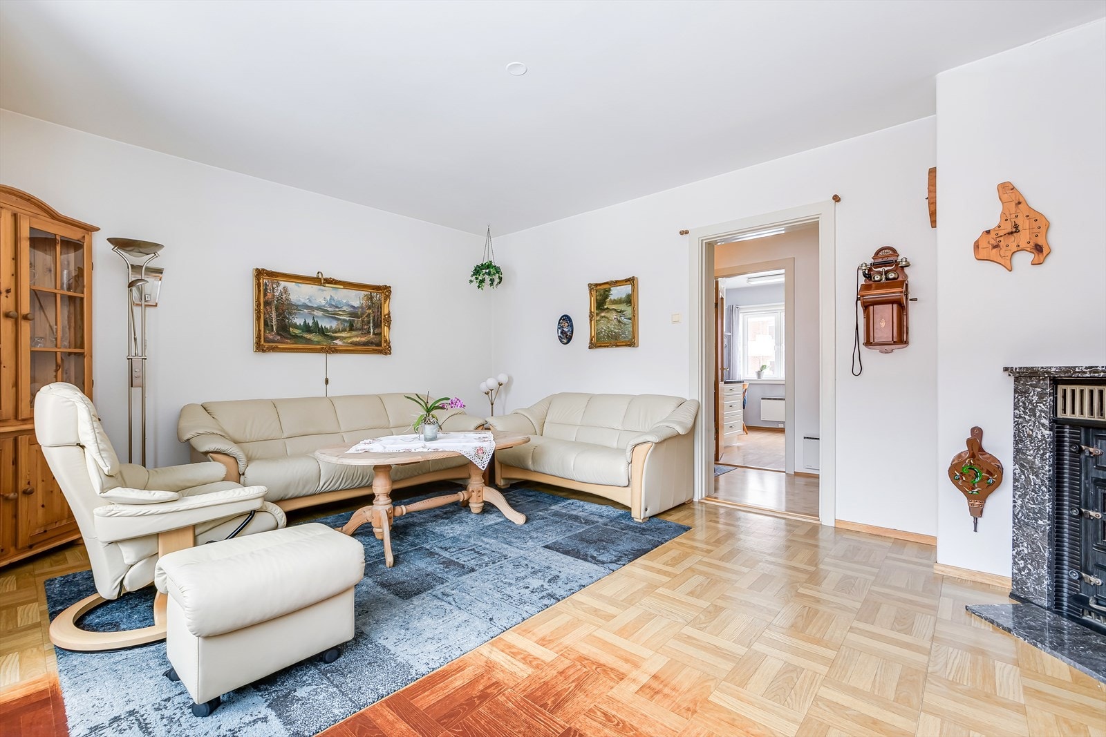 Leiligheten har en gjennomgående planløsning, noe som sørger for mye naturlig lys gjennom hele dagen. Galleribilde