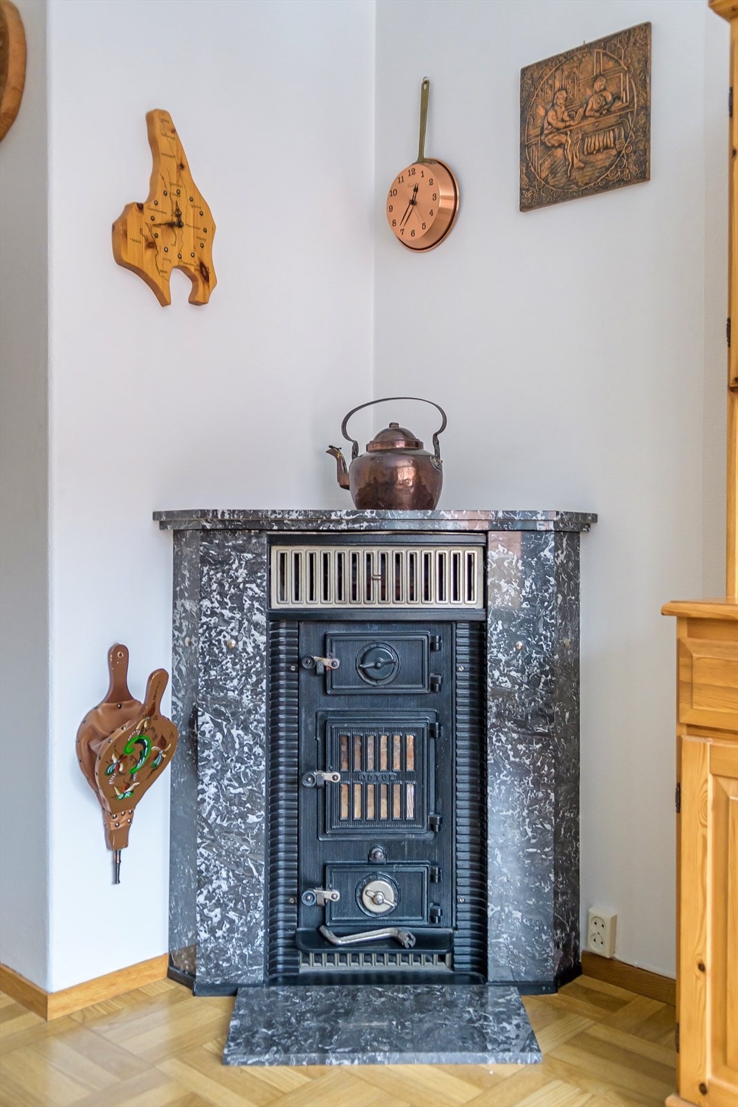 I stuen har man en koselig eldre peiskamin som både er stemningsfull og praktisk på kjølige dager. Galleribilde