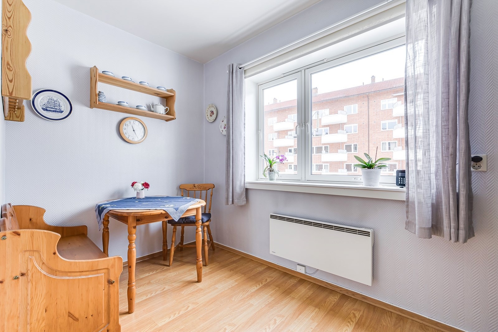 Spisegruppen finner sin naturlige plass ved den store vindusflaten. Galleribilde