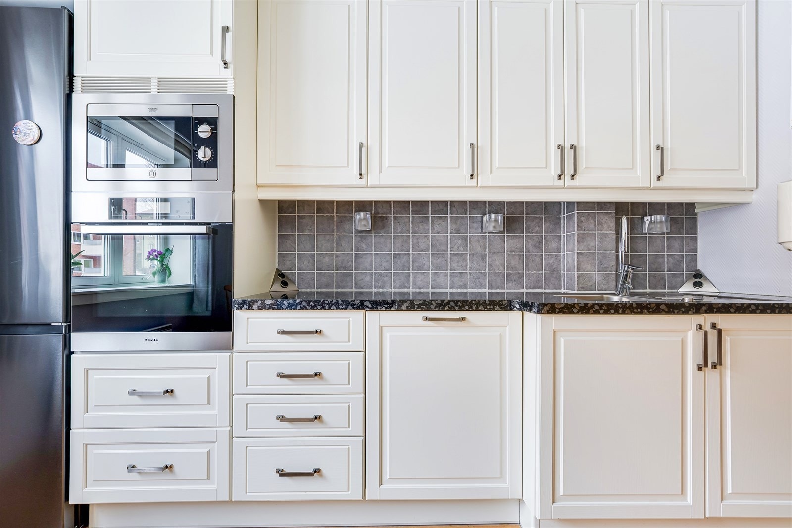 Integrert i innredningen er induksjon platetopp, stekeovn, micro. Nisje til kjøleskap. Galleribilde