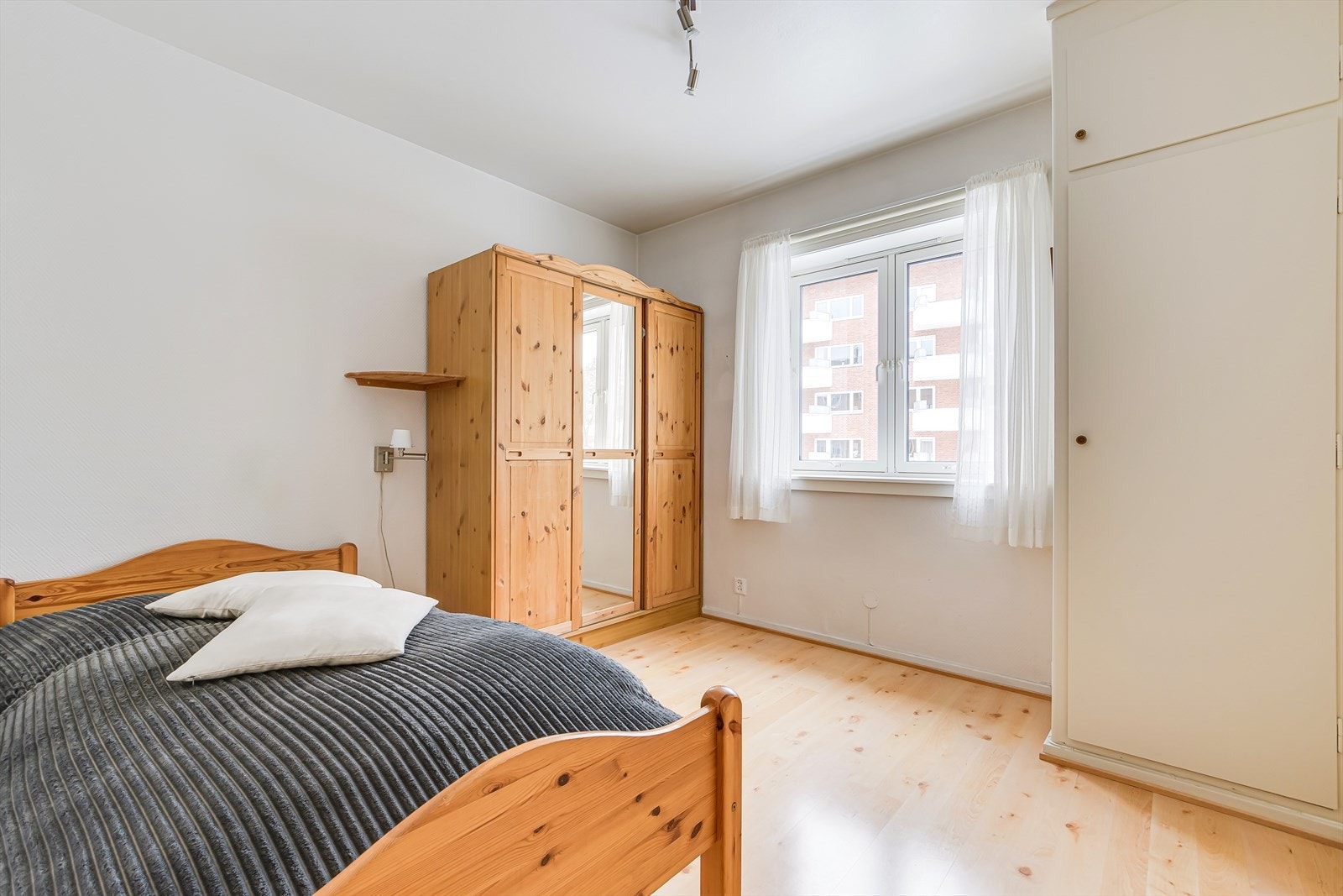 Soverom 2 er i dag innredet som gjesterom, men kan fint benyttes som kontor, barnerom eller det man måtte ønske. Galleribilde