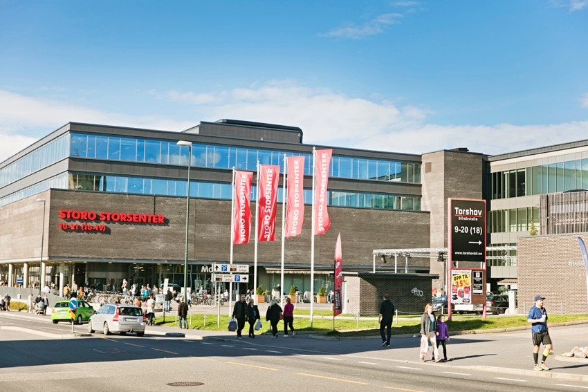 Storo storsenter med en rekke tilbud av forretninger, matbutikker, servicetilbud og vinmonopol ligger en kort spasertur unna. Galleribilde