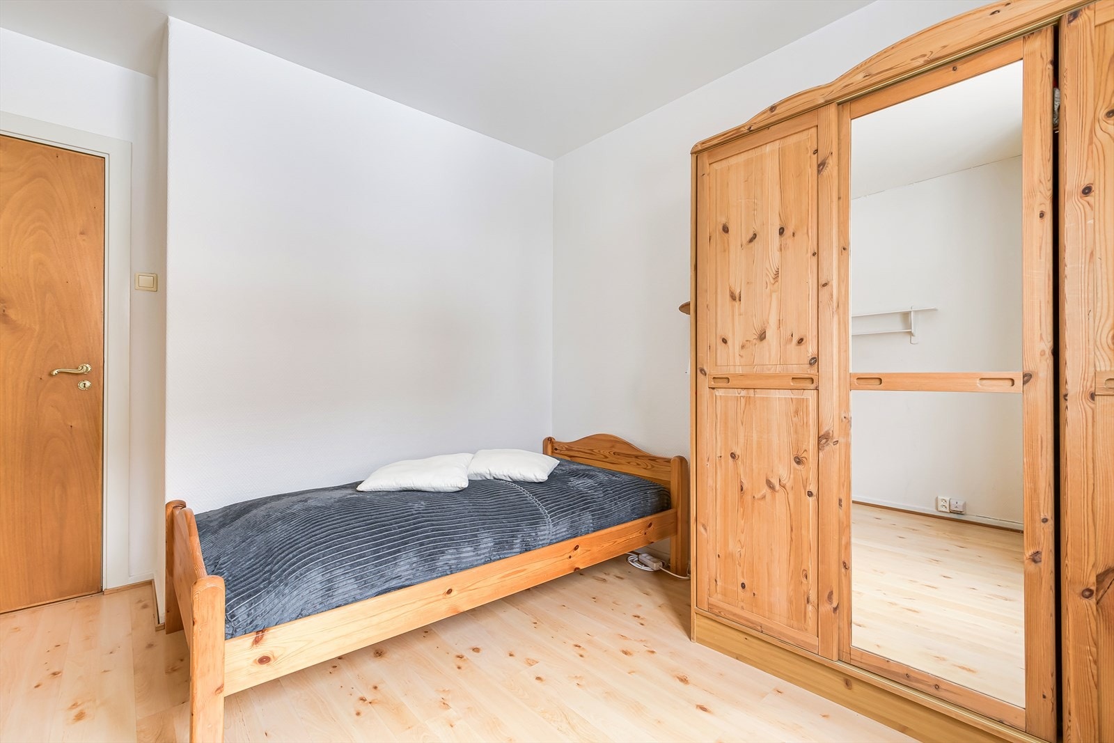 Rommet har gode oppbevaringsmuligheter med praktisk garderobeskap. Galleribilde