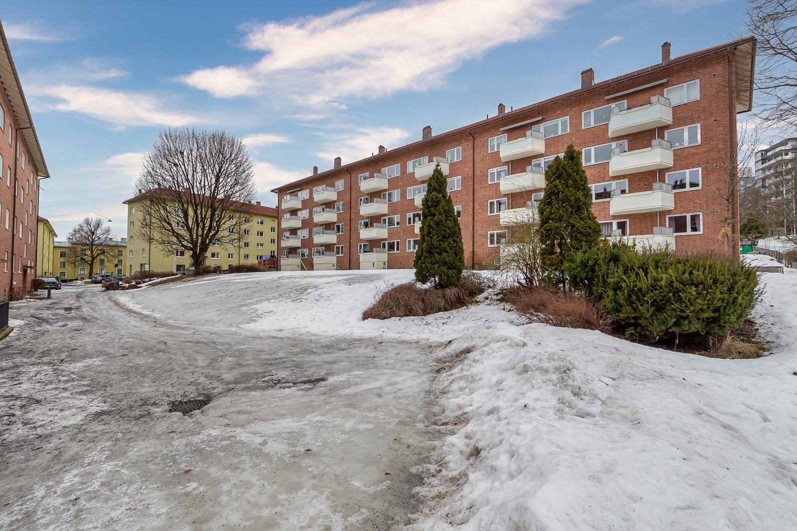 Det er godt bomiljø i borettslaget og frodige fellesarealer om sommeren. Galleribilde