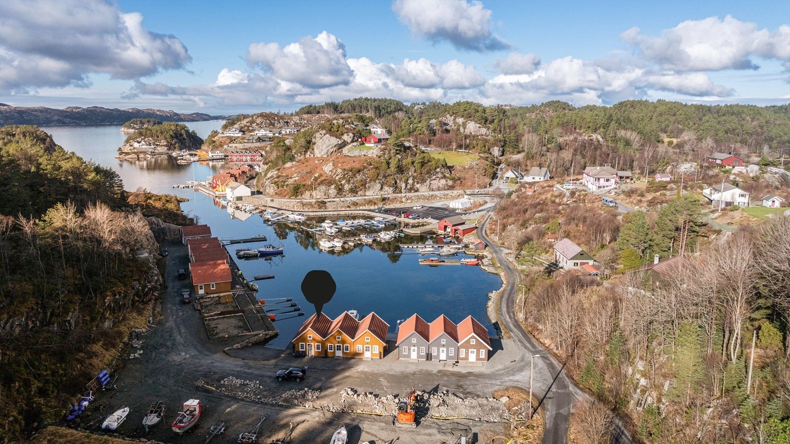 Velkommen til Kuravågen og et flott, nyere naust presentert av Stein Gunnar Døsen i Meglerhuset Rele Galleribilde