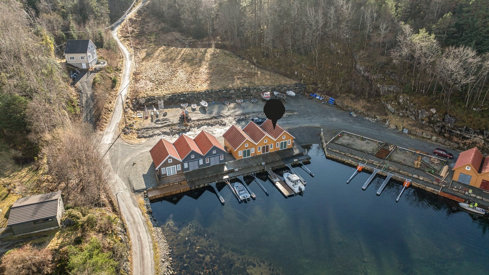 Naustet er oppført i 2015 og har en flott utsikt samt gode solforhold Galleribilde