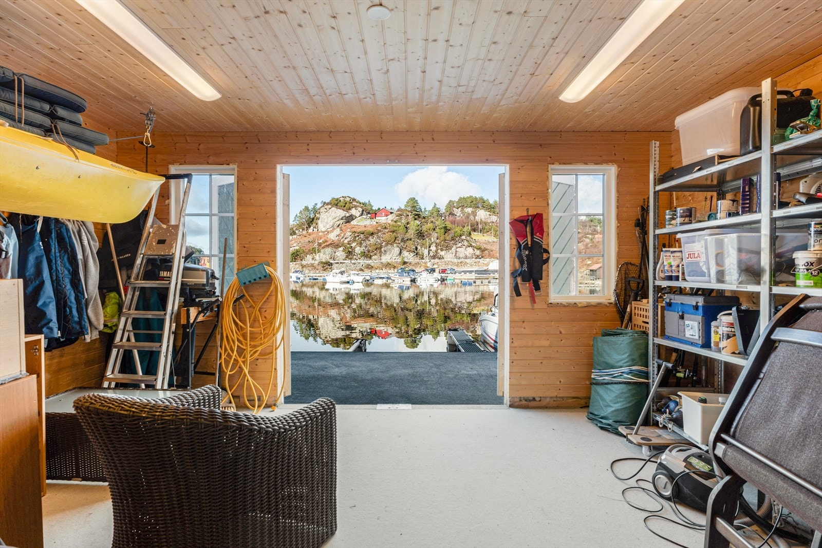 I naustets 1. etasje er det et stort og godt naustrom med støpt betonggulv og trepanel på vegger/tak Galleribilde