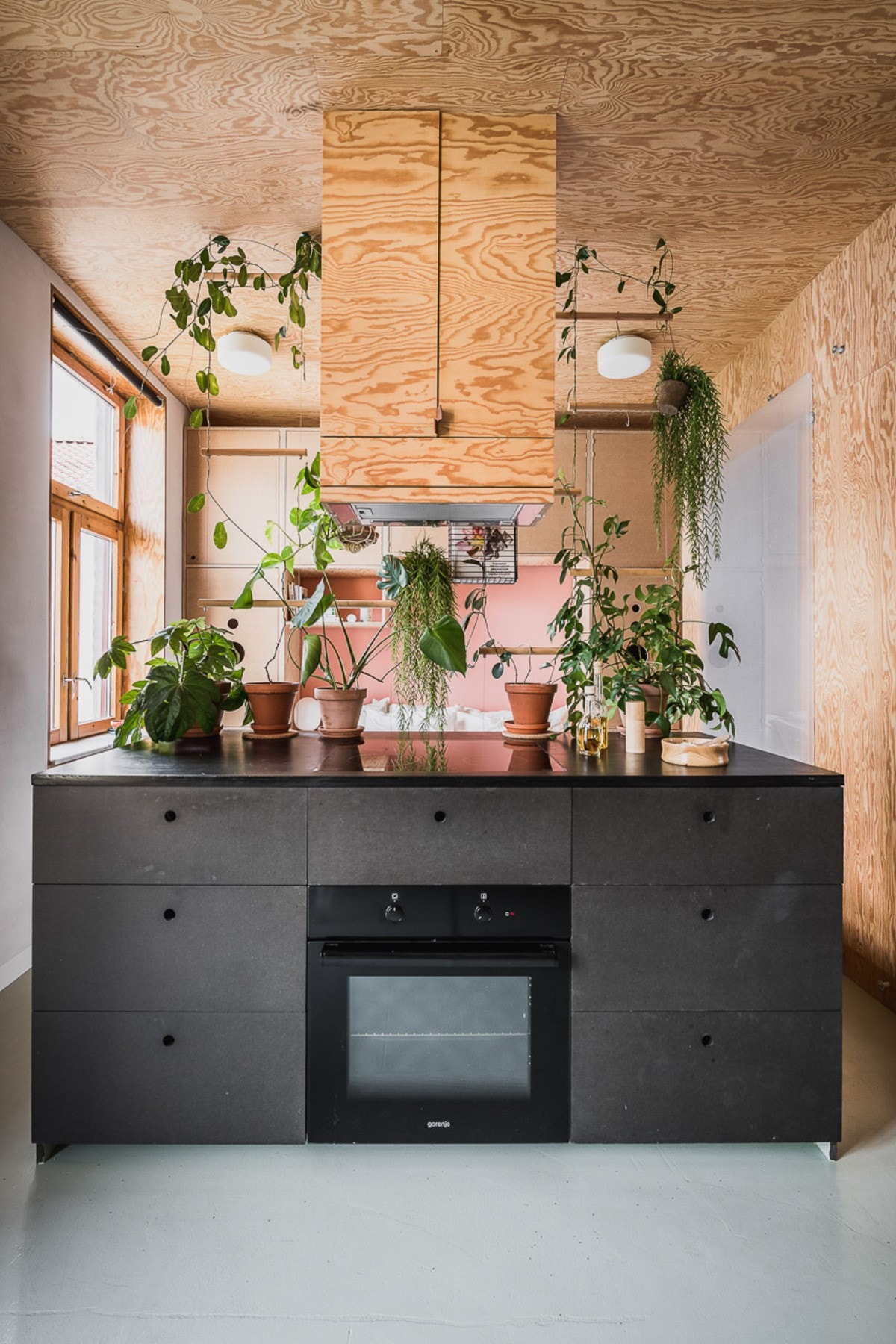 Denne leiligheten er en spennende studie i hvordan et areal kan utnyttes maksimalt gjennom smarte løsninger. Galleribilde