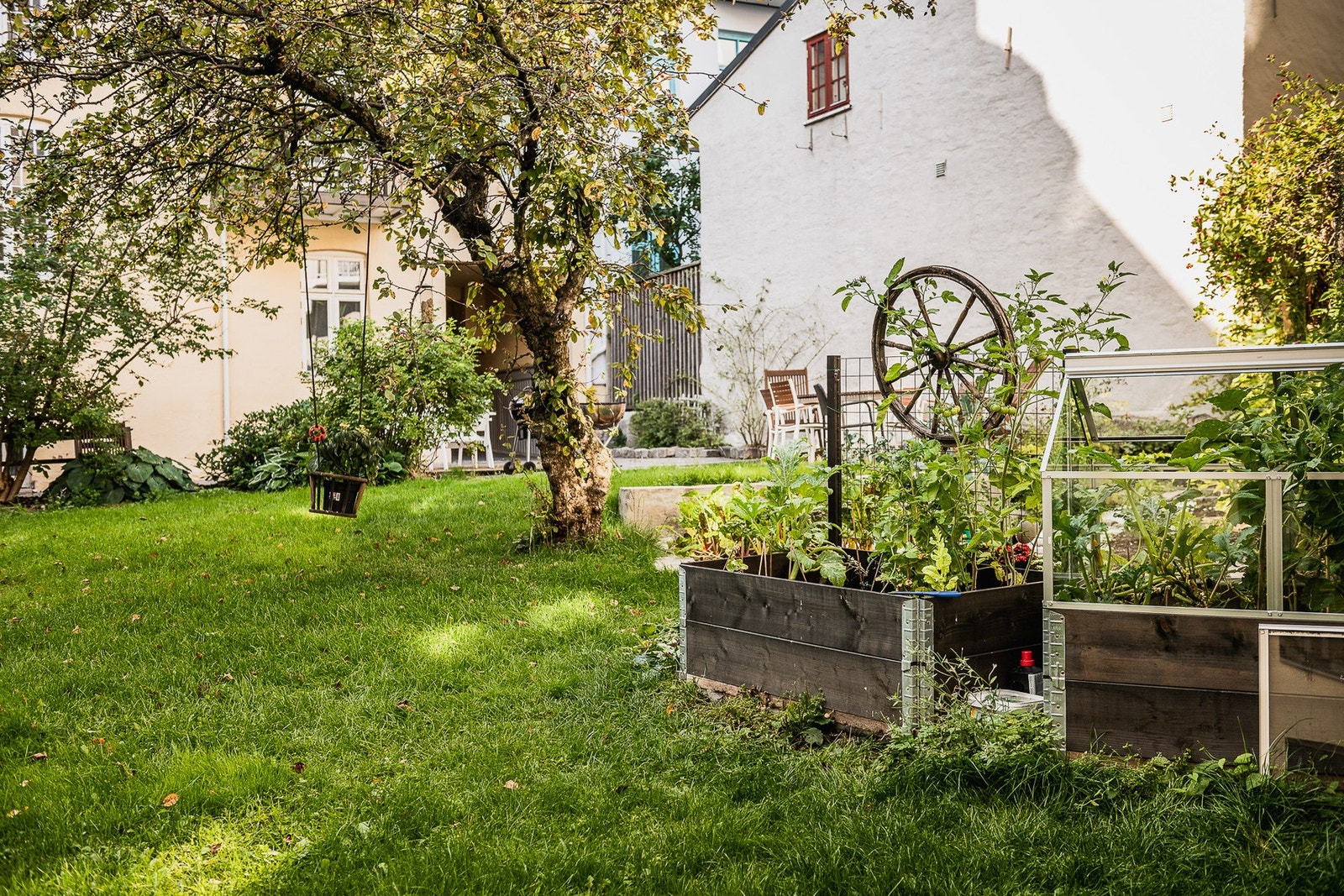 Plantekasser til disposisjon for beboere med grønne fingre. God plass for avslapning og utelunsjer. Galleribilde