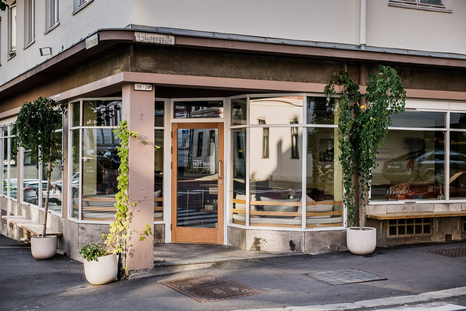 Kort vei til Michelin bestjernede HOT SHOP som tilbyr 7-8 retters meny med fokus på nordiske råvarer. Galleribilde