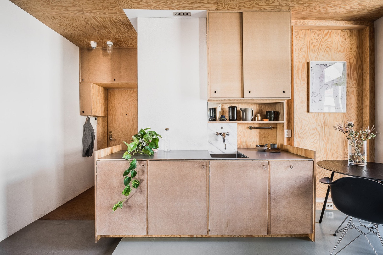 Benkeplate utført i varmvalset rustfri stål. Galleribilde