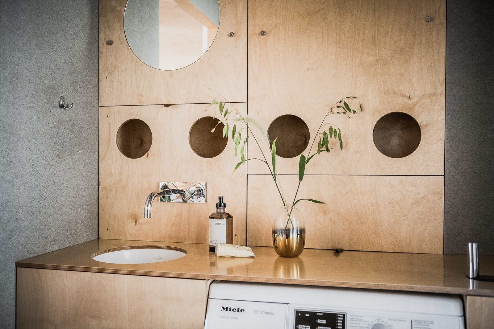 Naturmaterialet finér dominerer også her inne. Galleribilde