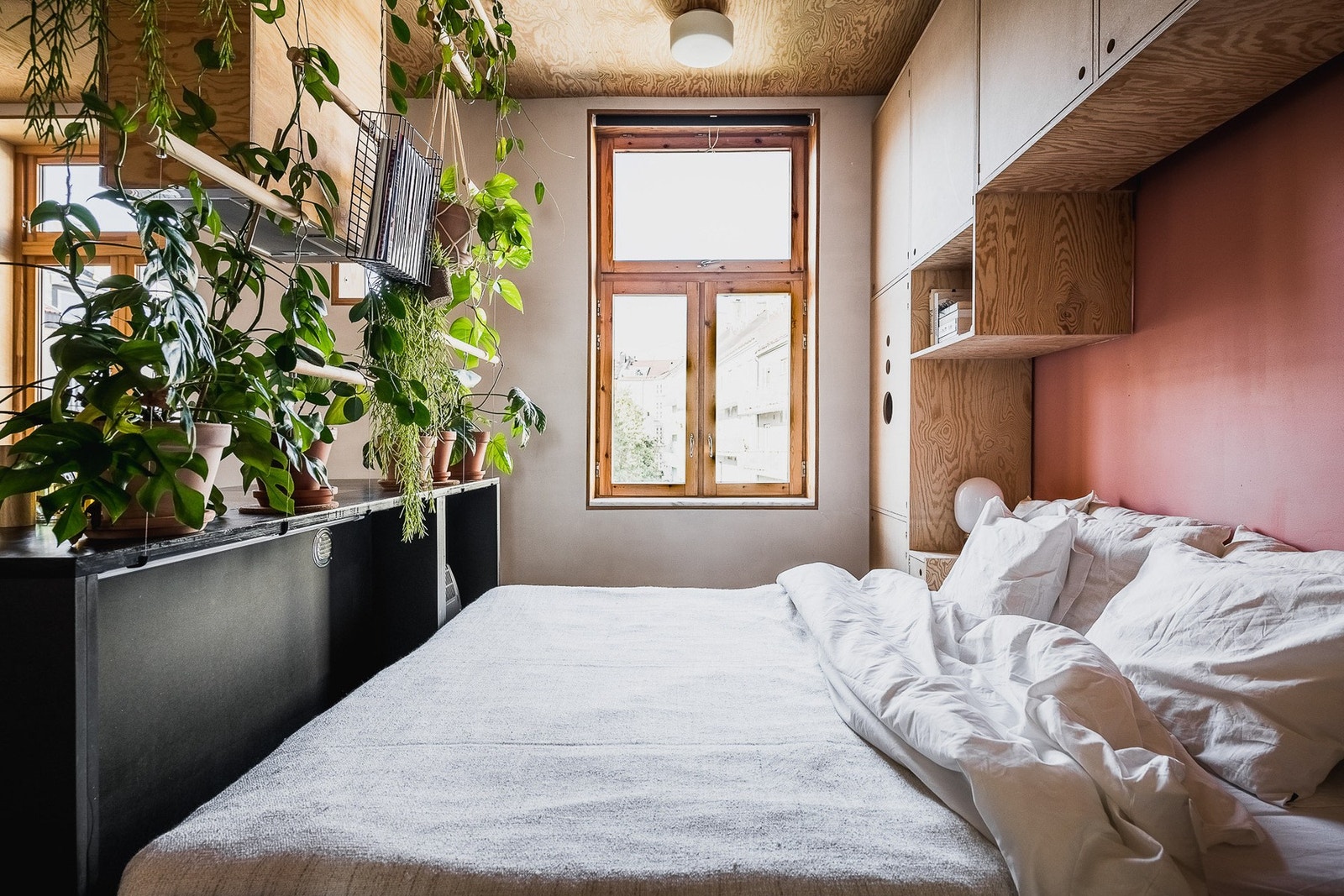 Kjøkkenøyen med kokesonen fyller også rollen som en romdeler mot soveavdelingen. Galleribilde