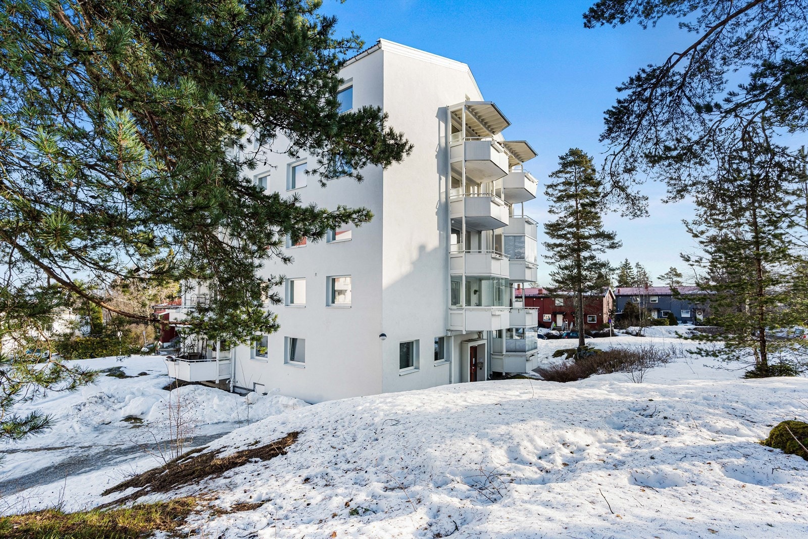 Boligen ligger i et populært borettslag, med pent opparbeidede fellesarealer. Galleribilde