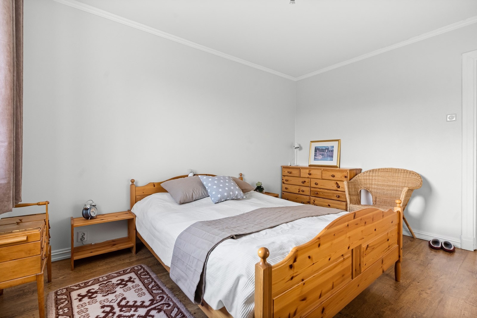 Begge rom har god plass til (dobbelt)seng, nattbord, garderobe og evt. skrivebord. Galleribilde