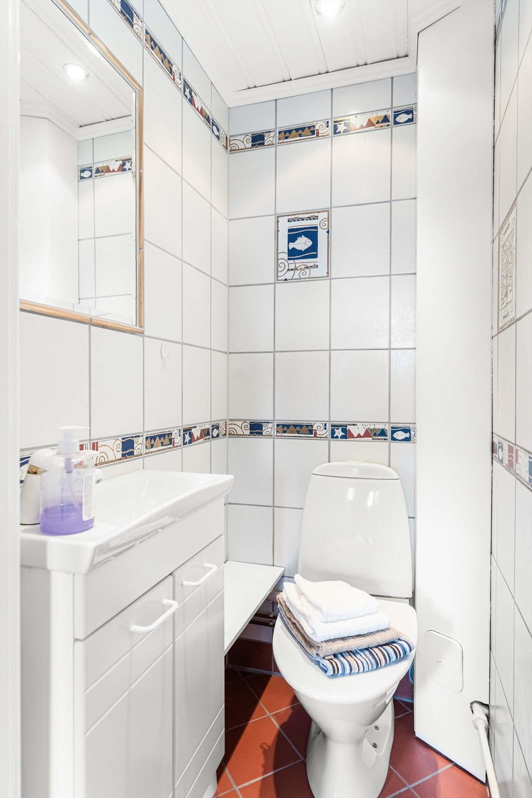 Vegg i vegg med badet ligger et separat toalettrom. Rommet er innredet med toalett og servant. Galleribilde