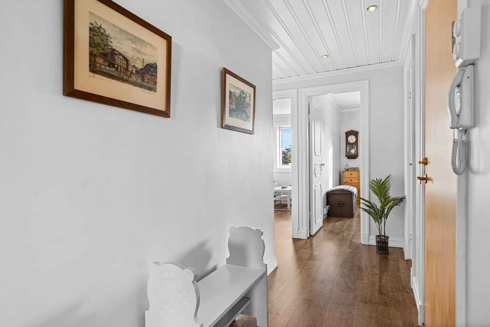 Boligen har en lys entré med plass til å henge fra seg yttertøy og sette fra seg sko. Galleribilde