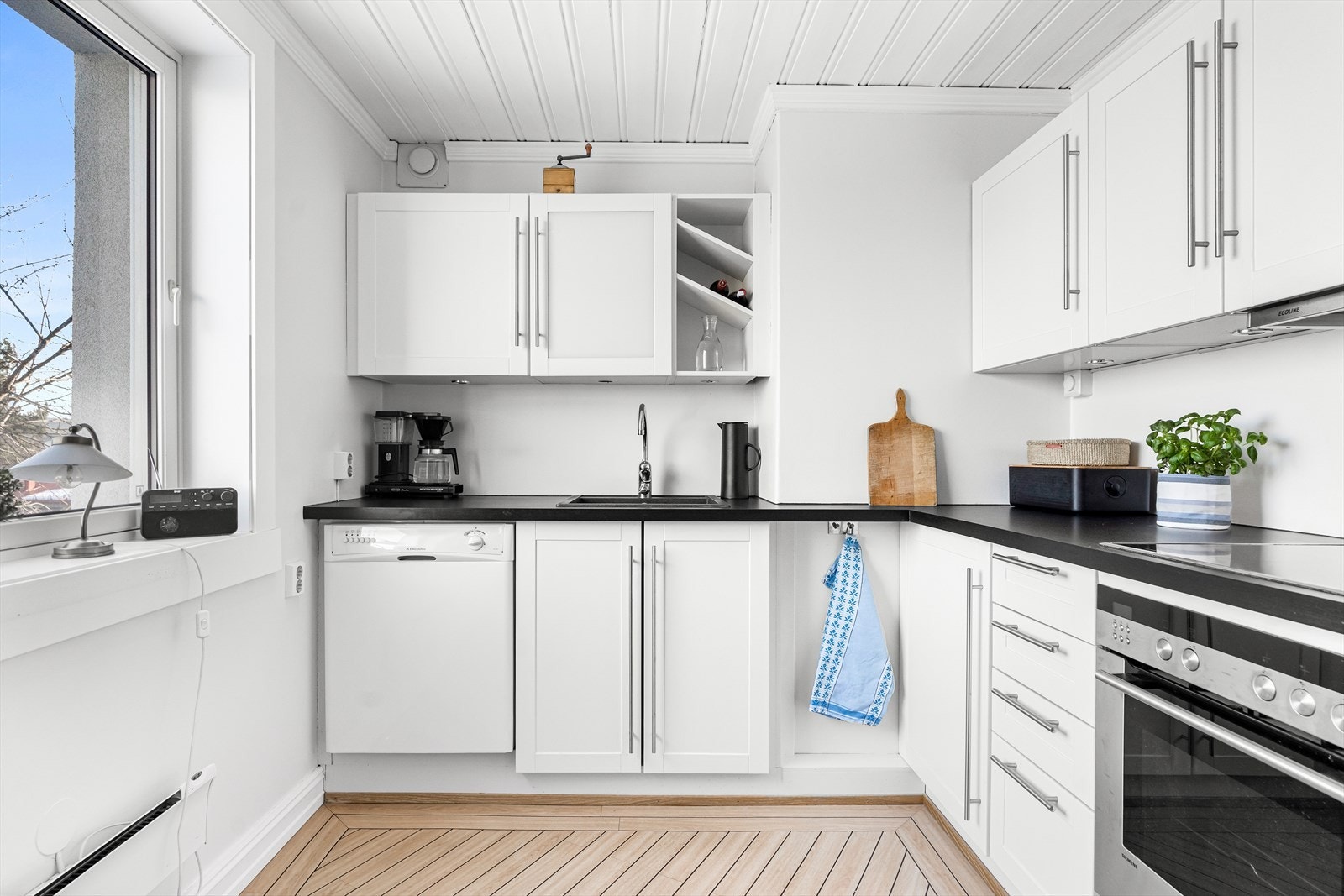 Innredningen har profilerte fronter, samt laminat benkeplate med nedfelt vask-/skyllekum. Galleribilde