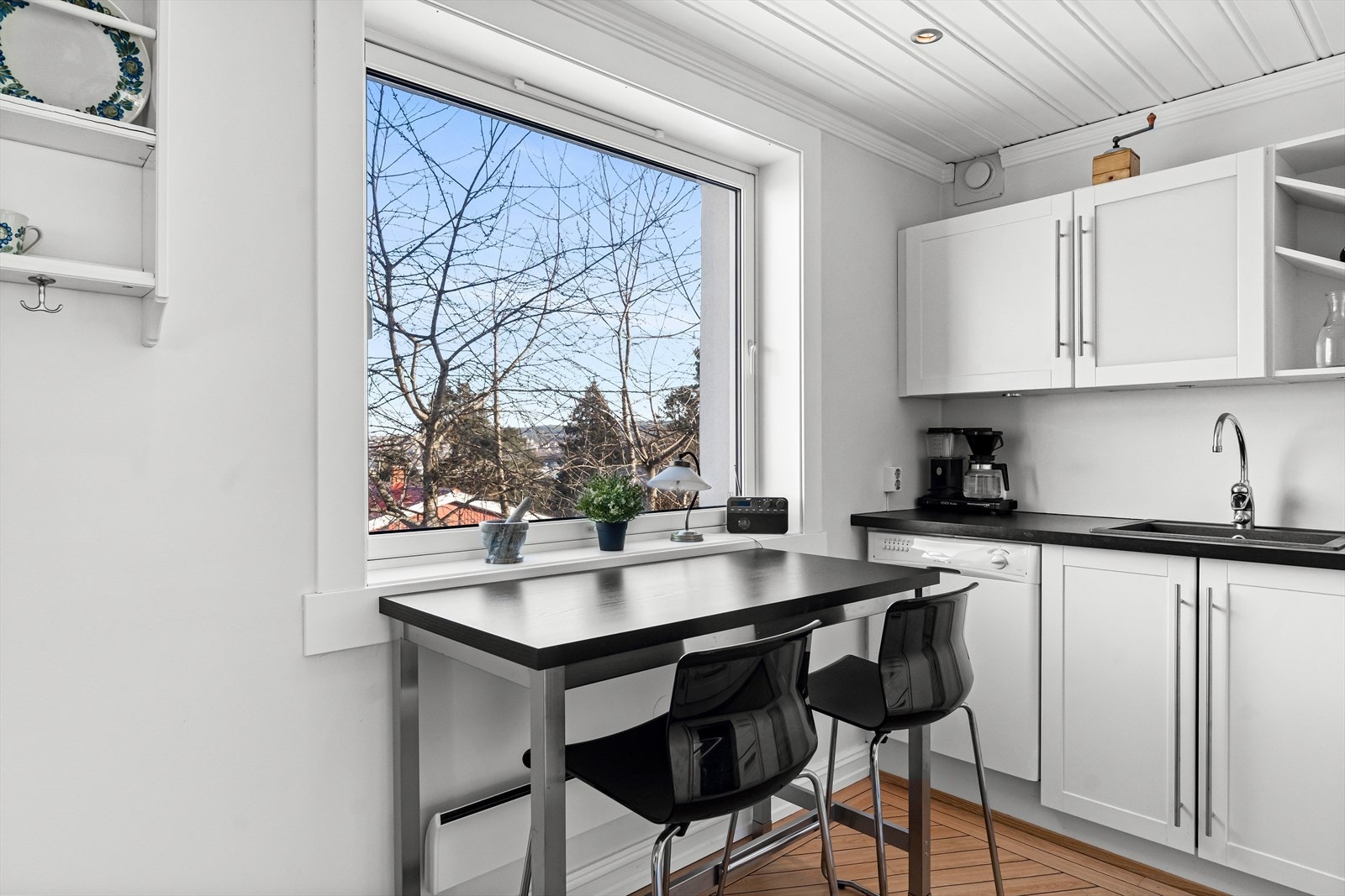 Ved vinduet er det etablert en hyggelig barløsning, med plass til to barstoler. Galleribilde