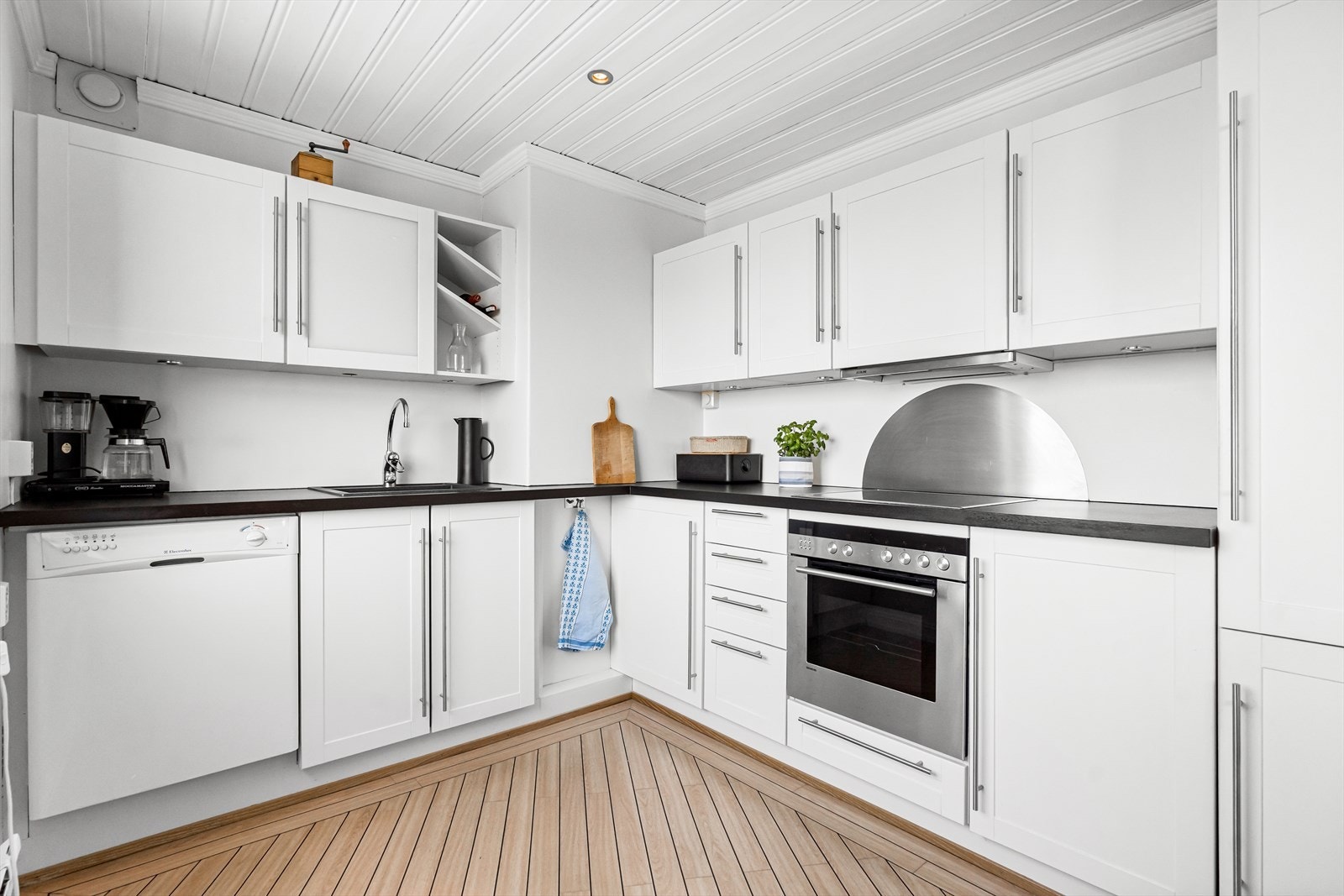 Videre er det montert integrert oppvaskmaskin, kjøl/fryseskap, koketopp og stekeovn. Galleribilde