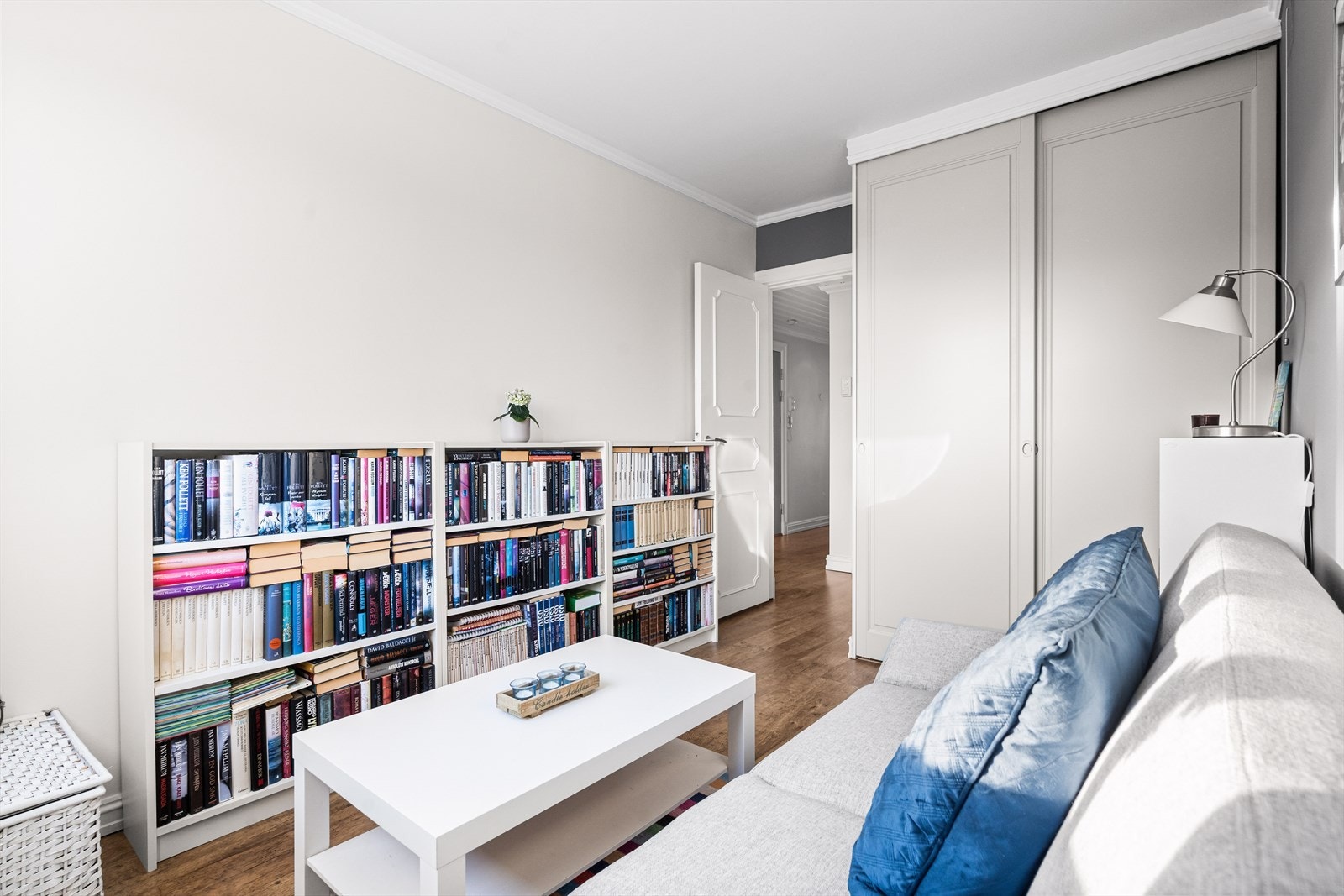 Det er montert skyvedørsgarderobe i rommet. Galleribilde
