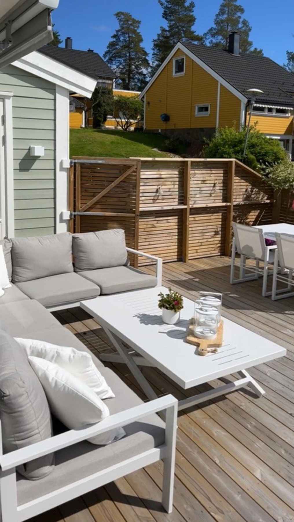 Det er god plass til utemøbler, grill, mm på terrassen. Galleribilde