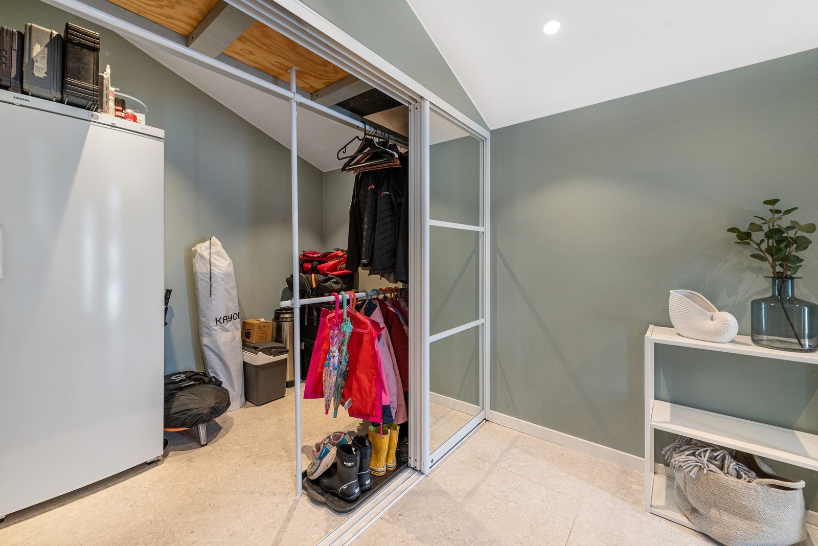 Bod/garderomrom er plassert bak en dobbel skyvedørsgarderobe med speilfront Galleribilde