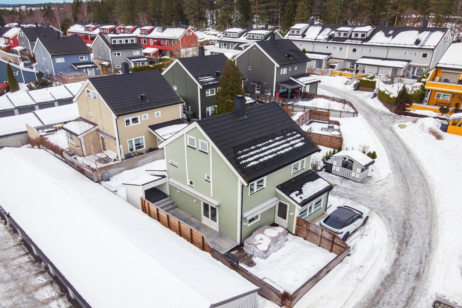 Fra stuen er det 2 utganger til solrik, skjermet terrasse. Galleribilde