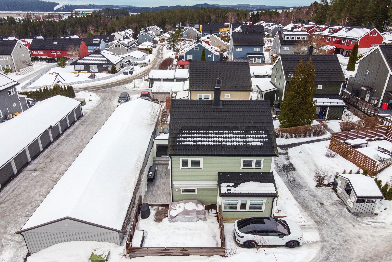 Boligen har egen biloppstillingsplass rett ved boligen, samt garasje i rekke like ved. Galleribilde