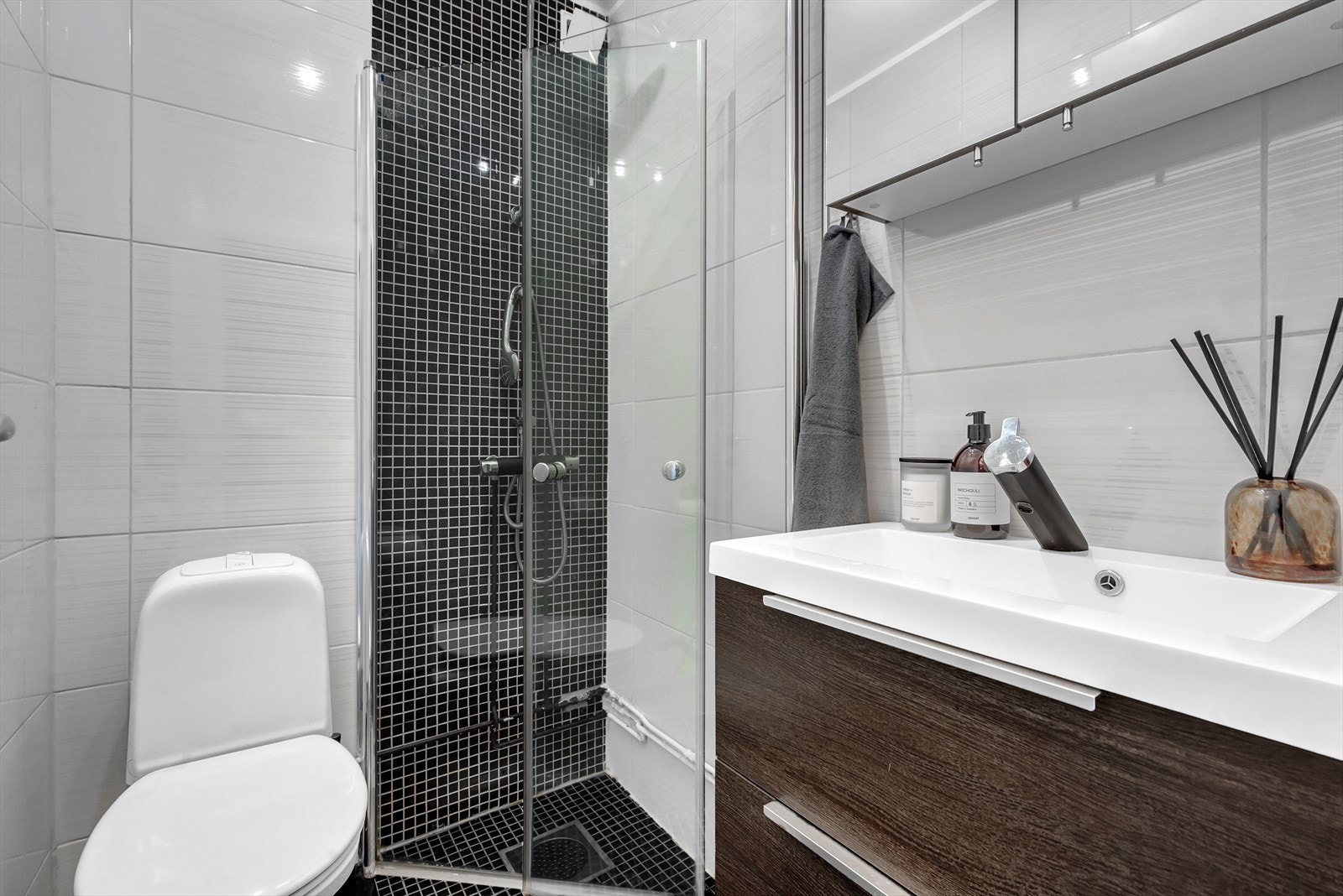 Badet ble pusset opp av forrige eier i 2015 og oppleves som meget delikat og innbydende. Galleribilde