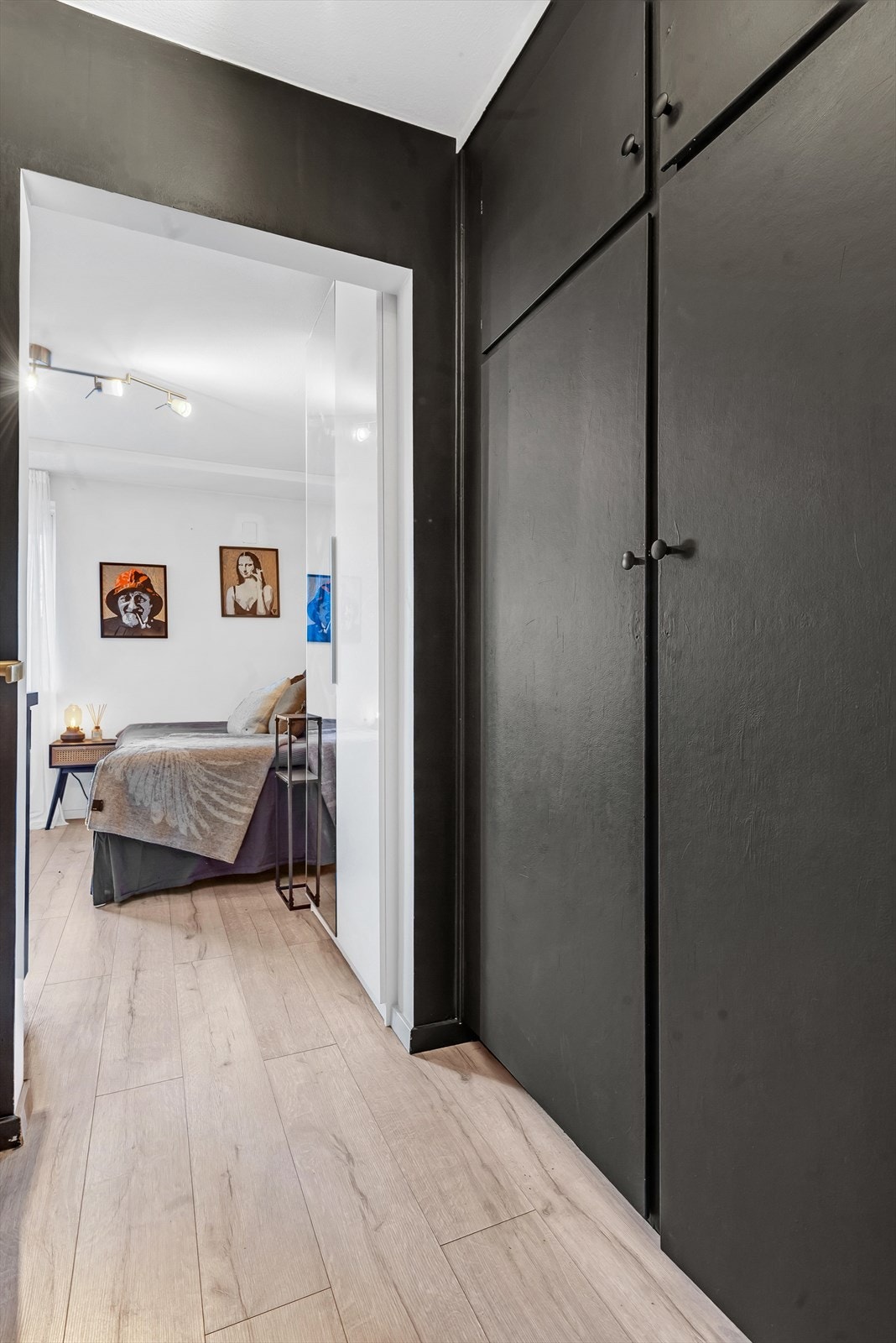 Romslig entré med god plass til oppbevaring av klær i skap. Galleribilde