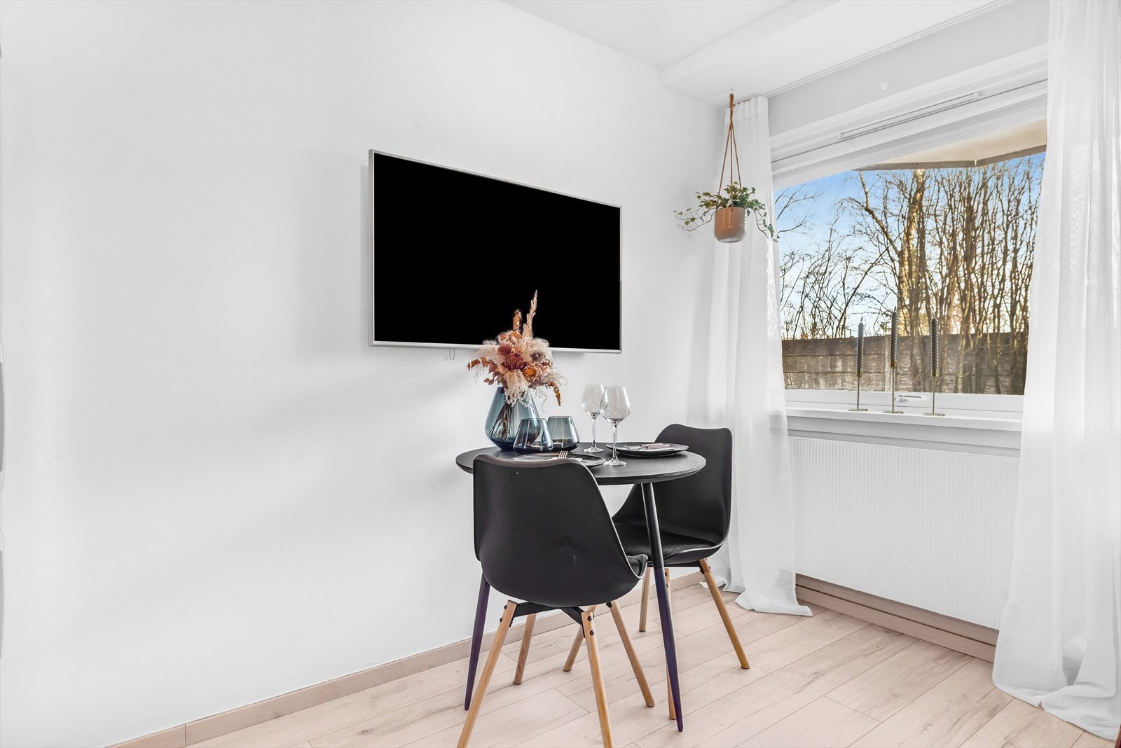 Hyggelig, usjenert spiseplass ved vindu. Galleribilde