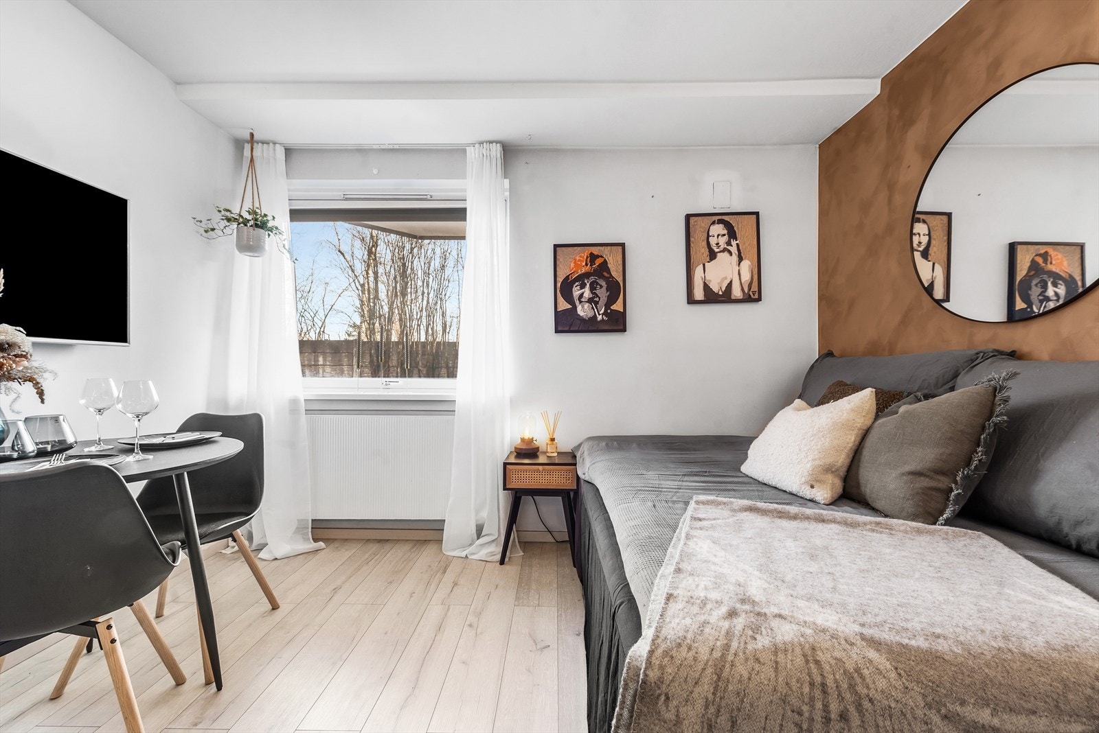 Åpen stue- og kjøkkenløsning med plass til møblering i flere soner. Galleribilde