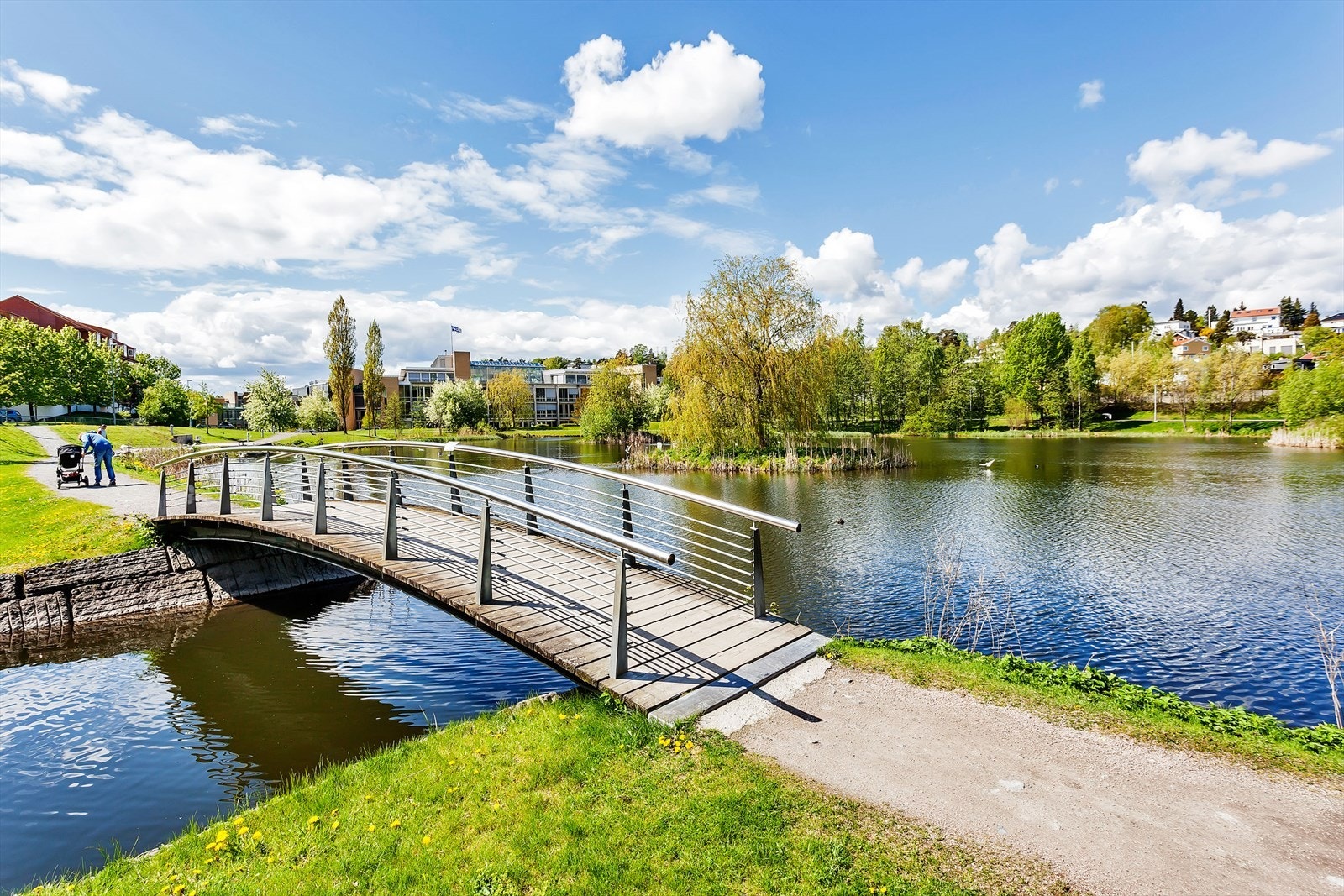 Smestaddammen om sommeren, ca. 700 meter unna. Galleribilde