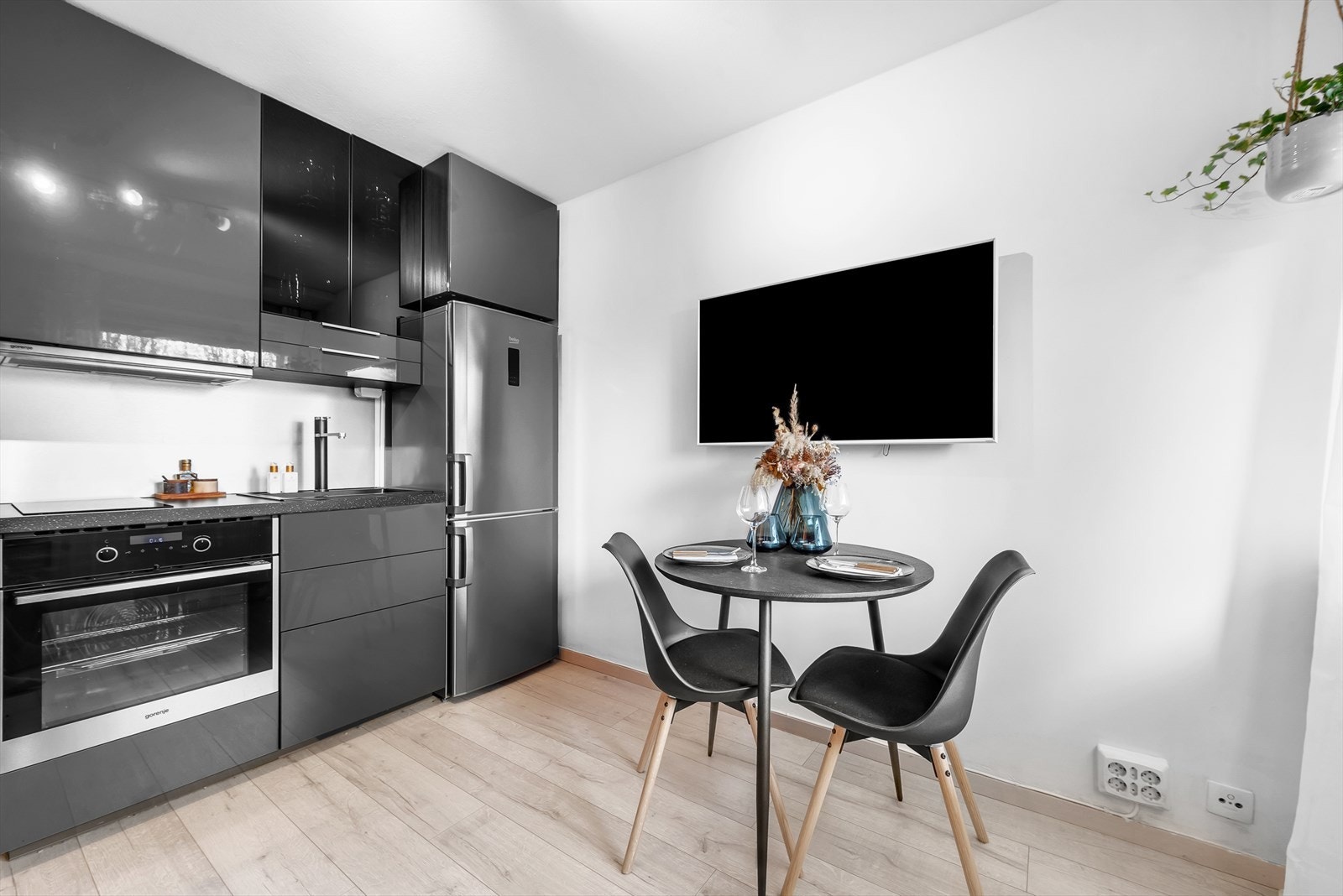 Kjøkkenet har god plass for oppbevaring i overskap helt opp til himling. Integrert stekeovn, platetopp og vifte. Galleribilde